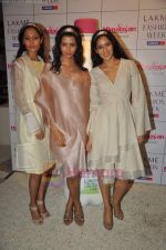 at Wendell Rodericks first look for Lakme in Olive, Bandra, Mumbai on 8th Aug 2011 (23).JPG